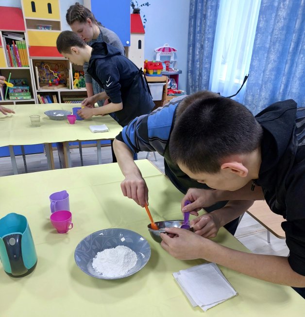 Воспитанники ЦССВ обучаются  мастерству создания изделий из солёного теста
