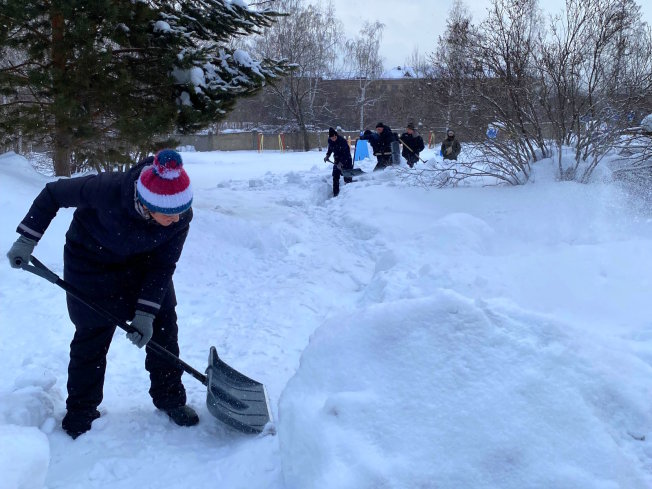 Ребята из Полетаевского интерната, выпускники Центра, приехали помочь очистить детские площадки от снега