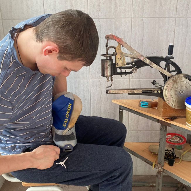 В Центре содействия семейному воспитанию г. Челябинска производится мелкий ремонт обуви