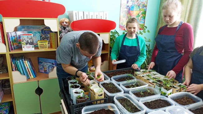 Воспитанники Центра готовят однолетние растения к высадке в грунт